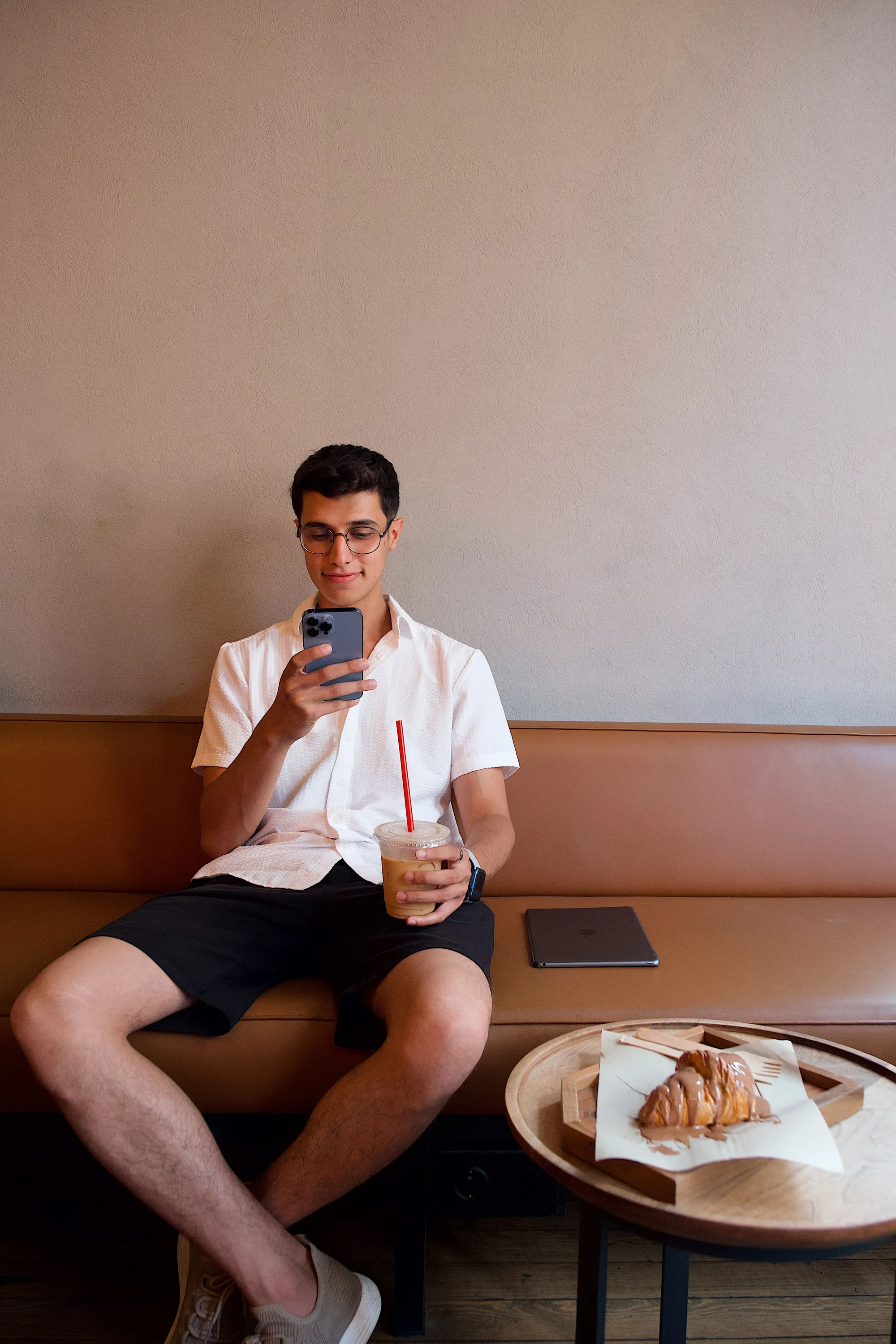 A traveler reading reviews on a phone before visiting a café